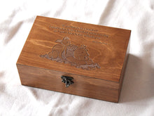Lade das Bild in den Galerie-Viewer, Holzbox mit individuellem Spruch, Erinnerungsbox mit eingraviertem Winnie Puuh-Zitat, Geburtstagsgeschenkbox