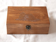 Lade das Bild in den Galerie-Viewer, Holzbox mit individuellem Spruch, Erinnerungsbox mit eingraviertem Winnie Puuh-Zitat, Geburtstagsgeschenkbox
