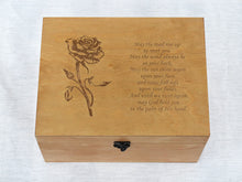 Lade das Bild in den Galerie-Viewer, Holzbox mit individuellem Om-Spruch, irischer Segen auf Andenkenbox eingraviert
