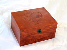 Cargar imagen en el visor de la galería, Regalo de aniversario personalizado, regalo para ella con corazón y fecha grabada.