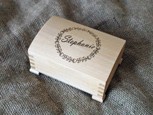 Lade das Bild in den Galerie-Viewer, Personalisierte Holzbox, Personalisierte Schmuckbox, Andenkenbox, Personalisierte Schmuckbox