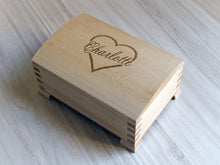 Lade das Bild in den Galerie-Viewer, Personalisierte Holzbox, Personalisierte Schmuckbox, Andenkenbox, Personalisierte Schmuckbox