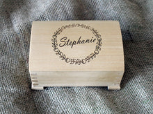 Lade das Bild in den Galerie-Viewer, Personalisierte Holzbox, Personalisierte Schmuckbox, Andenkenbox, Personalisierte Schmuckbox