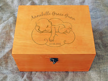 Lade das Bild in den Galerie-Viewer, Erinnerungsbox aus Holz für Ihr Baby, Geschenk für Neugeborene, Personalisierung auf Bestellung, Baby schläft auf einer Wolke