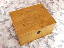 Lade das Bild in den Galerie-Viewer, Erinnerungsbox aus Holz für Ihr Baby, Geschenk für Neugeborene, Personalisierung auf Bestellung, Baby schläft auf einer Wolke