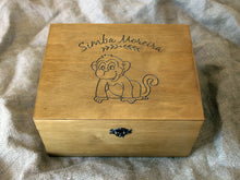 Lade das Bild in den Galerie-Viewer, Erinnerungsbox mit Baby-Affen-Design, Holzbox mit individueller Gravur, Erinnerungsbox für das erste Jahr