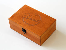 Lade das Bild in den Galerie-Viewer, Personalisierte Holzbox, Erinnerungsbox, Schmuckschatulle mit individueller Gravur, Erinnerungsbox, Paargeschenk, Schatzkiste, Jubiläumsgeschenk