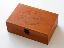 Lade das Bild in den Galerie-Viewer, Personalisierte Holzbox, Erinnerungsbox, Schmuckschatulle mit individueller Gravur, Erinnerungsbox, Paargeschenk, Schatzkiste, Jubiläumsgeschenk