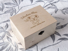 Lade das Bild in den Galerie-Viewer, Personalisierte Erinnerungsbox mit Koalabild, Personalisierte Erinnerungsbox, Geschenk zum ersten Geburtstag