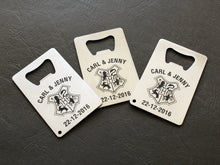 Lade das Bild in den Galerie-Viewer, Personalisierte Flaschenöffner aus Edelstahl, Paarnamen auf Flaschenöffner, Hochzeitsgeschenk