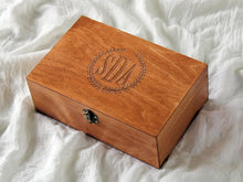 Lade das Bild in den Galerie-Viewer, Personalisierte Monogramm-Holzbox, Initialen-Erinnerungsbox für Sie oder Ihn