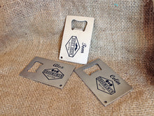 Lade das Bild in den Galerie-Viewer, Geschenk für den Bräutigam, Personalisierter Stahlöffner, Flaschenöffner mit individueller Gravur