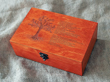 Lade das Bild in den Galerie-Viewer, Eingraviertes Gedicht auf hölzerner Schmuckschatulle, Cummings-Gedicht auf Erinnerungsbox