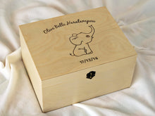 Lade das Bild in den Galerie-Viewer, Personalisierte Baby-Andenkenbox mit niedlichem Elefantengravur, Baby-Andenken-Geschenkbox