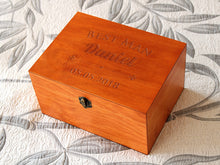 Lade das Bild in den Galerie-Viewer, Bräutigam Geschenkbox, Beste Männer Geschenk, Personalisierte Hochzeitsbox, Hochzeits-Erinnerungsbox, personalisierte Holzbox, individuell gravierte Box