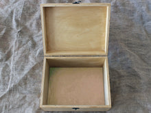 Lade das Bild in den Galerie-Viewer, Personalisierte Erinnerungsbox, Holzbox mit individueller Gravur, Geschenk zum ersten Geburtstag, Maritimes Design