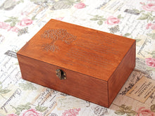Cargar imagen en el visor de la galería, Joyero de madera, poema personalizado en caja de recuerdos