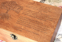 Cargar imagen en el visor de la galería, Joyero de madera, poema personalizado en caja de recuerdos