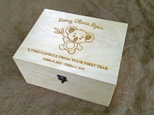 Lade das Bild in den Galerie-Viewer, Individuell gravierte Erinnerungsbox mit Koala-Bild, Personalisierte Erinnerungsbox, Zeitkapsel zum ersten Geburtstag