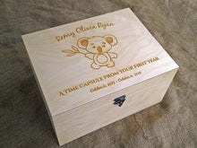 Lade das Bild in den Galerie-Viewer, Individuell gravierte Erinnerungsbox mit Koala-Bild, Personalisierte Erinnerungsbox, Zeitkapsel zum ersten Geburtstag