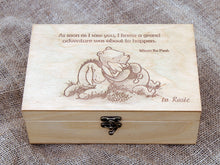 Cargar imagen en el visor de la galería, Joyero personalizado con cita e imagen de Winnie the Pooh en caja de madera.