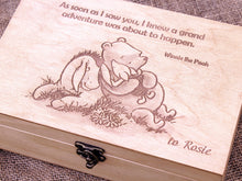 Cargar imagen en el visor de la galería, Joyero personalizado con cita e imagen de Winnie the Pooh en caja de madera.