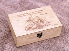 Cargar imagen en el visor de la galería, Joyero personalizado con cita e imagen de Winnie the Pooh en caja de madera.