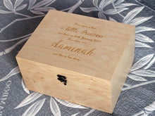 Lade das Bild in den Galerie-Viewer, Zeitkapsel zum ersten Geburtstag, Personalisierte Holzbox für Baby Mädchen, Geschenkbox mit individueller Gravur