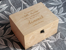 Lade das Bild in den Galerie-Viewer, Zeitkapsel zum ersten Geburtstag, Personalisierte Holzbox für Baby Mädchen, Geschenkbox mit individueller Gravur