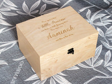 Lade das Bild in den Galerie-Viewer, Zeitkapsel zum ersten Geburtstag, Personalisierte Holzbox für Baby Mädchen, Geschenkbox mit individueller Gravur