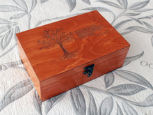 Lade das Bild in den Galerie-Viewer, Bibelspruch auf Andenkenbox eingraviert, Personalisierte Schmuckschatulle mit christlichem Zitat