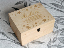 Lade das Bild in den Galerie-Viewer, Neugeborenengeschenk Zeitkapsel, Baby-Andenkenbox mit Namenstext und eingravierten Sternen, Individuelle Holzbox