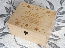 Lade das Bild in den Galerie-Viewer, Neugeborenengeschenk Zeitkapsel, Baby-Andenkenbox mit Namenstext und eingravierten Sternen, Individuelle Holzbox