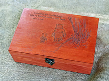 Lade das Bild in den Galerie-Viewer, Personalisiertes Winnie the Pooh Zitat auf Holzbox eingraviert, Erinnerungsbox als Geburtstagsgeschenk