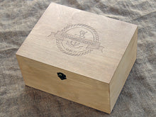 Cargar imagen en el visor de la galería, Caja de recuerdos personalizada con diseño náutico, Caja de recuerdos personalizada, Cápsula del tiempo