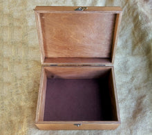 Lade das Bild in den Galerie-Viewer, Holzbox mit Heißluftballon-Design, Erinnerungsbox für Babys und Kinder, personalisierte Erinnerungsbox