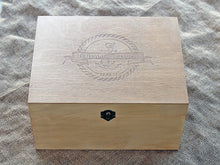 Cargar imagen en el visor de la galería, Caja de recuerdos personalizada con diseño náutico, Caja de recuerdos personalizada, Cápsula del tiempo