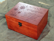 Lade das Bild in den Galerie-Viewer, Individuelle Holzbox mit Winnie the Pooh-Vers, Erinnerungsbox für Babys – Zeitkapsel, Erinnerungsbox aus Holz