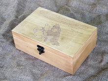 Lade das Bild in den Galerie-Viewer, Erinnerungsbox mit eingraviertem Winnie-the-Pooh-Vers, Winnie- und I-Aah-Bild auf der Box