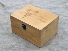 Lade das Bild in den Galerie-Viewer, Heißluftballons personalisierte Erinnerungsbox aus Holz, eine Erinnerungsbox für ein Kind