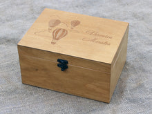 Lade das Bild in den Galerie-Viewer, Heißluftballons personalisierte Erinnerungsbox aus Holz, eine Erinnerungsbox für ein Kind