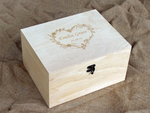 Lade das Bild in den Galerie-Viewer, Personalisierte Erinnerungsbox, Personalisierte Erinnerungsbox, Personalisierte Schmuck-Holzbox, Geschenk für sie, Monogrammierte Holzbox