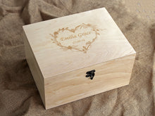 Lade das Bild in den Galerie-Viewer, Personalisierte Erinnerungsbox, Personalisierte Erinnerungsbox, Personalisierte Schmuck-Holzbox, Geschenk für sie, Monogrammierte Holzbox