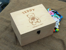 Lade das Bild in den Galerie-Viewer, Individuell gravierte Erinnerungsbox mit Teddybärbild, Personalisierte Holzbox, Geschenk zum ersten Geburtstag