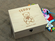 Lade das Bild in den Galerie-Viewer, Individuell gravierte Erinnerungsbox mit Teddybärbild, Personalisierte Holzbox, Geschenk zum ersten Geburtstag