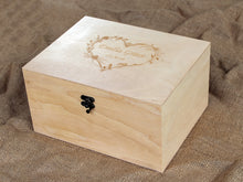 Lade das Bild in den Galerie-Viewer, Personalisierte Erinnerungsbox, Personalisierte Erinnerungsbox, Personalisierte Schmuck-Holzbox, Geschenk für sie, Monogrammierte Holzbox