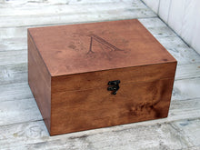 Lade das Bild in den Galerie-Viewer, Personalisierte Monogramm-Holzbox, Personalisierte Baby-Erinnerungsbox mit Initialen, Geschenk zum Geburtstag