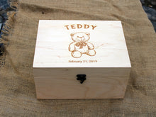 Lade das Bild in den Galerie-Viewer, Individuell gravierte Erinnerungsbox mit Teddybärbild, Personalisierte Holzbox, Geschenk zum ersten Geburtstag