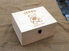 Lade das Bild in den Galerie-Viewer, Individuell gravierte Erinnerungsbox mit Teddybärbild, Personalisierte Holzbox, Geschenk zum ersten Geburtstag