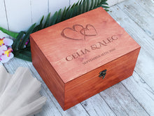 Lade das Bild in den Galerie-Viewer, Rustikale Erinnerungsbox für Hochzeitsgeschenk, Hochzeitserinnerungs-Holzbox